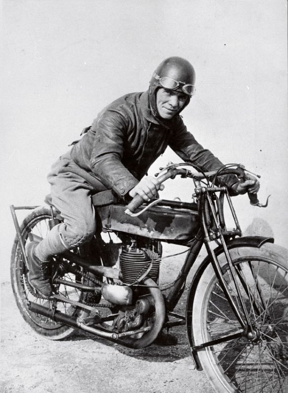 Il corridore italiano Ernesto Gnesa Il pilota Ernesto Gnesa vinse nel 1912 il secondo Campionato Motociclistico Italiano su strada per la classe 1/3 di litro alla guida della Bücher & Zeda. Il corridore italiano Ernesto Gnesa Il pilota Ernesto Gnesa vinse nel 1912 il secondo Campionato Motociclistico Italiano su strada per la classe 1/3 di litro alla guida della Bücher & Zeda.