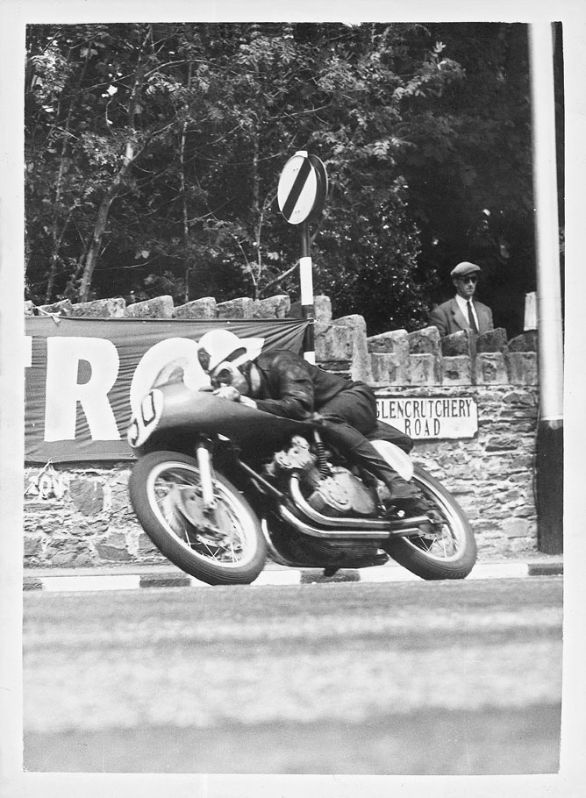 Il campione britannico Geoffrey Ernest Duke vince il Senior Tourist Trophy su Gilera il 13 giugno 1955 Con gli anni il Tourist Trophy aumentò la sua popolarità e, oltre a case e piloti inglesi, cominciarono a partecipare corridori provenienti da tutto il mondo; il primo pilota italiano a misurarsi in questa manifestazione fu Achille Varzi nel 1924. Il campione britannico Geoffrey Ernest Duke vince il Senior Tourist Trophy su Gilera il 13 giugno 1955 Con gli anni il Tourist Trophy aumentò la sua popolarità e, oltre a case e piloti inglesi, cominciarono a partecipare corridori provenienti da tutto il mondo; il primo pilota italiano a misurarsi in questa manifestazione fu Achille Varzi nel 1924.