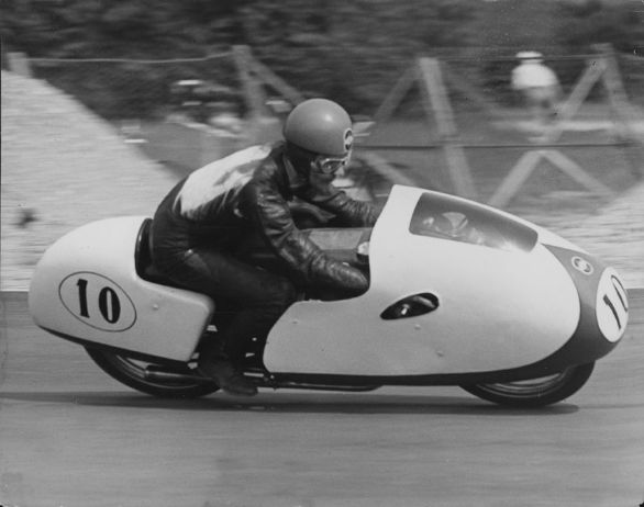 Romolo Ferri vincitore nella classe 125 cc durante il Campionato Nazionale Seniores a Monza, 1956 Romolo Ferri (n. 1928) è un pilota italiano. Ferri corse la sua prima gara nel Motomondiale del 1951 per la categoria 125 cc. Durante la sua carriera, durata fino al 1958, ha guidato moto di diverse case motociclistiche italiane, dalla Mondial alla Ducati fino alla Gilera. Romolo Ferri vincitore nella classe 125 cc durante il Campionato Nazionale Seniores a Monza, 1956 Romolo Ferri (n. 1928) è un pilota italiano. Ferri corse la sua prima gara nel Motomondiale del 1951 per la categoria 125 cc. Durante la sua carriera, durata fino al 1958, ha guidato moto di diverse case motociclistiche italiane, dalla Mondial alla Ducati fino alla Gilera.