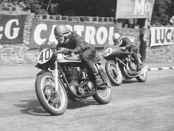 Derek Minter su Norton e John Surtess su MV Augusta durante la Senior Tourist Trophy nell'Isola di Man Il Tourist Trophy è una storica corsa motociclistica che si svolge su un circuito stradale nell'Isola di Man (unica contrada britannica che, per antico privilegio, può chiudere le strade destinate al traffico nel corso di una competizione sportiva). La prima manifestazione (1907) fu vinta dall'inglese Coller alla media di 62 km orari. Derek Minter su Norton e John Surtess su MV Augusta durante la Senior Tourist Trophy nell'Isola di Man Il Tourist Trophy è una storica corsa motociclistica che si svolge su un circuito stradale nell'Isola di Man (unica contrada britannica che, per antico privilegio, può chiudere le strade destinate al traffico nel corso di una competizione sportiva). La prima manifestazione (1907) fu vinta dall'inglese Coller alla media di 62 km orari.