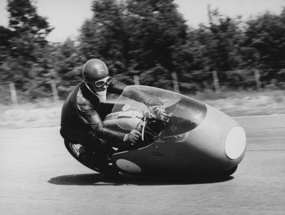 Il pilota Alano Montanari durante una prova con la Guzzi 500, giugno 1957 Alano Montanari (1908-1958) fu un pilota italiano degli anni Cinquanta. Il suo anno migliore fu il 1953, quando giunse quinto al Campionato del mondo per la categoria 250 cc. Il pilota Alano Montanari durante una prova con la Guzzi 500, giugno 1957 Alano Montanari (1908-1958) fu un pilota italiano degli anni Cinquanta. Il suo anno migliore fu il 1953, quando giunse quinto al Campionato del mondo per la categoria 250 cc.