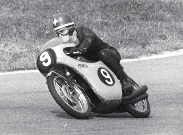 Luigi Taveri (n. 1929), pilota svizzero Le origini del motociclismo come sport agonistico si confondono in pratica con quelle dell'automobilismo in quanto le prime gare erano aperte a tutti i veicoli a motore, allora a tre o a quattro ruote. Nel 1896 il giornale parigino Luigi Taveri (n. 1929), pilota svizzero Le origini del motociclismo come sport agonistico si confondono in pratica con quelle dell'automobilismo in quanto le prime gare erano aperte a tutti i veicoli a motore, allora a tre o a quattro ruote. Nel 1896 il giornale parigino