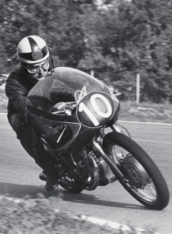 Francesco Villa (n. 1933), pilota e fratello del pluricampione del mondo Walter In Italia, a Milano, nel 1911 venne fondato il Moto Club d'Italia (nel 1946 ha assunto la denominazione di Federazione Motociclistica Italiana), che organizzò l'“Audax”, prima grande prova italiana di motociclismo di un certo rilievo. Francesco Villa (n. 1933), pilota e fratello del pluricampione del mondo Walter In Italia, a Milano, nel 1911 venne fondato il Moto Club d'Italia (nel 1946 ha assunto la denominazione di Federazione Motociclistica Italiana), che organizzò l'“Audax”, prima grande prova italiana di motociclismo di un certo rilievo.