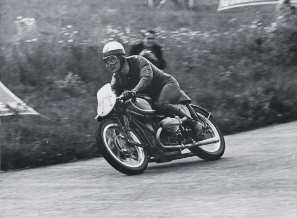 Walter Zeller, pilota tedesco sulla pista di Nuerburgring durante il Gran Premio del 1955 Nel 1904 in Francia l'officina Griffon e il meccanico Fournier misero a punto una motocicletta con caratteristiche sportive e capace di superare i 100 km orari. Da quel anno si moltiplicarono le corse e le manifestazioni. Walter Zeller, pilota tedesco sulla pista di Nuerburgring durante il Gran Premio del 1955 Nel 1904 in Francia l'officina Griffon e il meccanico Fournier misero a punto una motocicletta con caratteristiche sportive e capace di superare i 100 km orari. Da quel anno si moltiplicarono le corse e le manifestazioni.