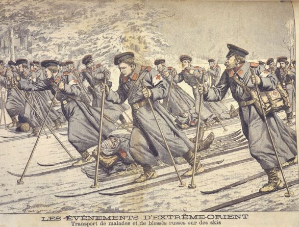 Lo sci non è solo uno sport Un reparto del servizio sanitario russo trasporta i feriti con barelle montate su sci durante la guerra russo-giapponese (1904-05). Lo sci non è solo uno sport Un reparto del servizio sanitario russo trasporta i feriti con barelle montate su sci durante la guerra russo-giapponese (1904-05).