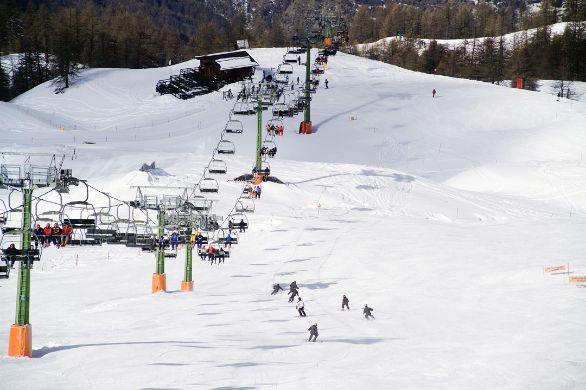 Pista da sci e seggiovia a Sauze d'Oulx La tecnica sciistica ha origine, per quanto riguarda lo studio dei movimenti più idonei a realizzare curve e frenate, nell'ultimo ventennio del XIX secolo con il telemark e lo spazzaneve. Il primo era caratterizzato dall'accentuato avanzamento e caricamento del peso del corpo su di uno sci, poi ruotato nella direzione voluta con un forte avvitamento del corpo. Il secondo deriva invece il nome dalla caratteristica posizione a V che gli sci assumono per il forte divaricamento delle loro code, e servì da base per le tecniche successive. Pista da sci e seggiovia a Sauze d'Oulx La tecnica sciistica ha origine, per quanto riguarda lo studio dei movimenti più idonei a realizzare curve e frenate, nell'ultimo ventennio del XIX secolo con il telemark e lo spazzaneve. Il primo era caratterizzato dall'accentuato avanzamento e caricamento del peso del corpo su di uno sci, poi ruotato nella direzione voluta con un forte avvitamento del corpo. Il secondo deriva invece il nome dalla caratteristica posizione a V che gli sci assumono per il forte divaricamento delle loro code, e servì da base per le tecniche successive.