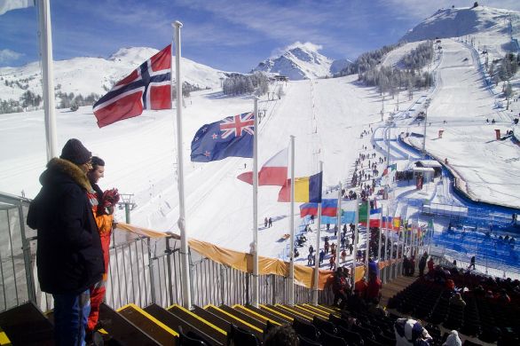 XX Olimpiadi Invernali Torino 2006 Le prime gare di sci furono disputate, all'inizio del XIX secolo, in Norvegia, prima sulle colline vicine a Oslo, poi nella regione di Telemark. All'inizio del XX secolo lo sci si diffuse come sport anche in Austria e in Svizzera, successivamente in Francia, Italia, Germania, fino a entrare a far parte dei giochi olimpici nel 1924. Da allora furono istituite le Olimpiadi invernali. XX Olimpiadi Invernali Torino 2006 Le prime gare di sci furono disputate, all'inizio del XIX secolo, in Norvegia, prima sulle colline vicine a Oslo, poi nella regione di Telemark. All'inizio del XX secolo lo sci si diffuse come sport anche in Austria e in Svizzera, successivamente in Francia, Italia, Germania, fino a entrare a far parte dei giochi olimpici nel 1924. Da allora furono istituite le Olimpiadi invernali.