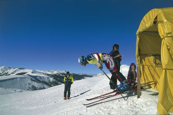 Gara di Coppa Italia di sci a Campo Felice (Aq) Nello sci agonistico si distinguono specialità nordiche (gare di gran fondo, di fondo, di staffetta, di combinata, di salto e di combinata fondo-salto) e specialità alpine (discesa libera, superG, gigante, slalom speciale, combinata slalom-discesa libera). Gara di Coppa Italia di sci a Campo Felice (Aq) Nello sci agonistico si distinguono specialità nordiche (gare di gran fondo, di fondo, di staffetta, di combinata, di salto e di combinata fondo-salto) e specialità alpine (discesa libera, superG, gigante, slalom speciale, combinata slalom-discesa libera).