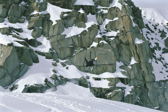 Freestyle nei dintorni del rifugio Torino sul Monte Bianco Il brevetto dello snowboard venne acquisito da Jack Burton Carpenter, che nel 1977 iniziò la produzione in serie delle tavole da neve. Dagli Stati Uniti, dove aveva conquistato centinaia di migliaia di praticanti, il nuovo attrezzo si diffuse anche in Europa; in Italia si è cominciato a praticare il nuovo sport in val Pusteria agli inizi degli anni Ottanta del Novecento. Freestyle nei dintorni del rifugio Torino sul Monte Bianco Il brevetto dello snowboard venne acquisito da Jack Burton Carpenter, che nel 1977 iniziò la produzione in serie delle tavole da neve. Dagli Stati Uniti, dove aveva conquistato centinaia di migliaia di praticanti, il nuovo attrezzo si diffuse anche in Europa; in Italia si è cominciato a praticare il nuovo sport in val Pusteria agli inizi degli anni Ottanta del Novecento.