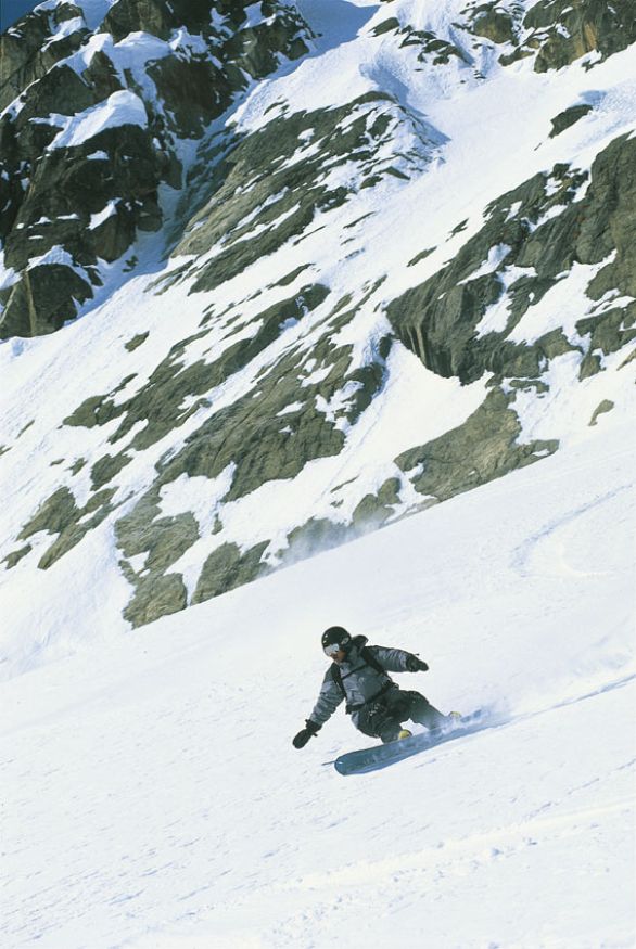 Uno snowboarder sul Monte Bianco Lo snowboard venne inventato da un americano del Michigan, S. Poppen, nel 1963, incollando fianco a fianco due sci perché le figlie lo utilizzassero per divertirsi a scivolare sulla neve. Queste lo fecero, adottando però la posizione dei surfisti sulle loro tavole e perciò il primo nome dato a questo attrezzo fu Uno snowboarder sul Monte Bianco Lo snowboard venne inventato da un americano del Michigan, S. Poppen, nel 1963, incollando fianco a fianco due sci perché le figlie lo utilizzassero per divertirsi a scivolare sulla neve. Queste lo fecero, adottando però la posizione dei surfisti sulle loro tavole e perciò il primo nome dato a questo attrezzo fu