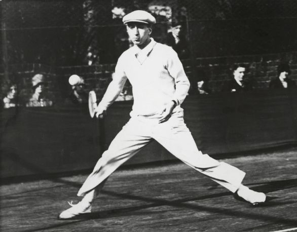 Il francese Jean-René Lacoste (Parigi, 1904 - Saint-Jean-de-Luz, Guascogna, 1996) durante una partita Jean-René Lacoste (1904-1996) insieme con Henry Cochet e Jean Borotra faceva parte dei celebri 