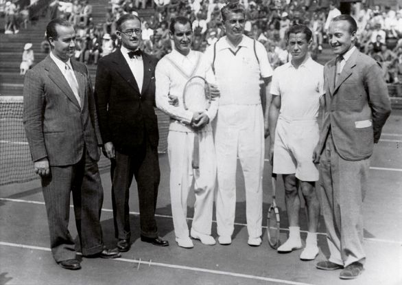 L'italiano Giorgio De Stefani e il cecoslovacco Ladislav Hecht durante la Coppa Davis negli anni '30 Giorgio De Stefani (1904–1992) inizia a giocare a tennis come autodidatta e, di natura mancino, divenne famoso per giocare evitando il rovescio: usava infatti due colpi di diritto, passando la racchetta da una mano all'altra.