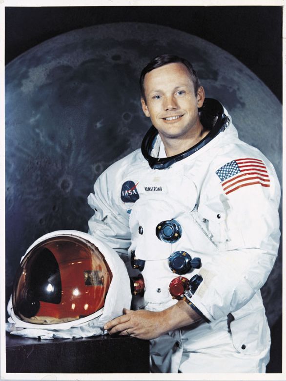 L'astronauta Neil Armstrong, comandante della missione Apollo 11 Con il nome Apollo si indica un programma di esplorazione della superficie lunare iniziato dalla NASA nel 1961. Il programma, sviluppatosi in tre fasi e raggiunto lo storico obiettivo di portare un uomo sulla Luna (1969), si concluse nel 1972. L'astronauta Neil Armstrong, comandante della missione Apollo 11 Con il nome Apollo si indica un programma di esplorazione della superficie lunare iniziato dalla NASA nel 1961. Il programma, sviluppatosi in tre fasi e raggiunto lo storico obiettivo di portare un uomo sulla Luna (1969), si concluse nel 1972.