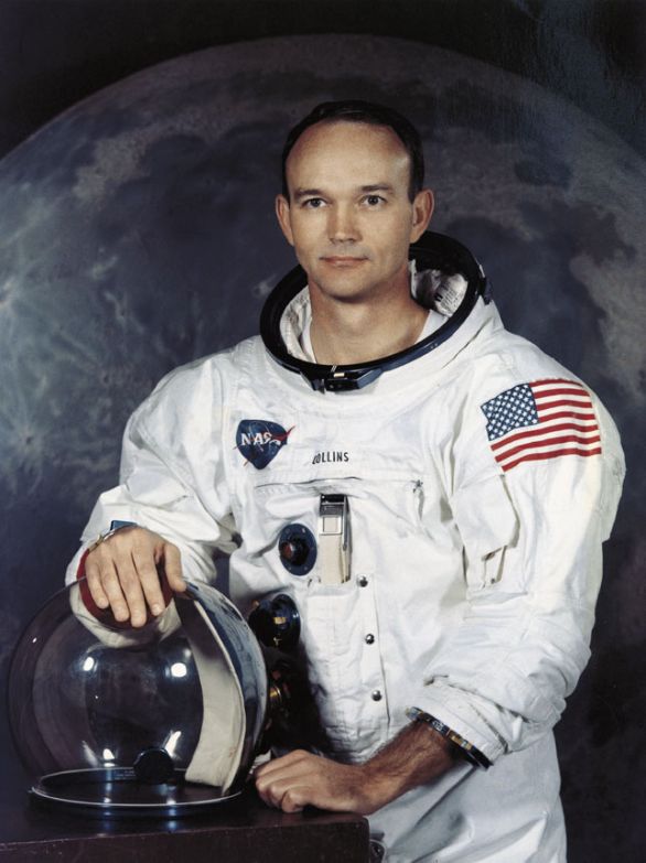 L'astronauta Michael Collins, terzo partecipante alla spedizione dell'Apollo 11 Nel 1966 Michael Collins partecipò alla missione Gemini 10, nel corso della quale effettuò il primo “lavoro” al di fuori della capsula, restando nello spazio esterno per 39 minuti. Nel luglio del 1969 fece parte dell'equipaggio della missione Apollo 11, primo sbarco dell'uomo sulla Luna, come pilota del modulo di comando Columbia. L'astronauta Michael Collins, terzo partecipante alla spedizione dell'Apollo 11 Nel 1966 Michael Collins partecipò alla missione Gemini 10, nel corso della quale effettuò il primo “lavoro” al di fuori della capsula, restando nello spazio esterno per 39 minuti. Nel luglio del 1969 fece parte dell'equipaggio della missione Apollo 11, primo sbarco dell'uomo sulla Luna, come pilota del modulo di comando Columbia.
