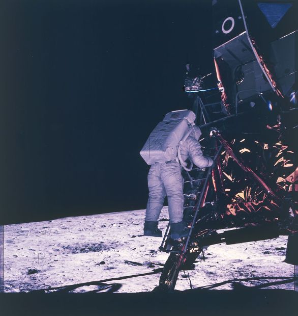 Neil Armstrong scende dalla scaletta del Lunar Module sulla Luna Nel 1969, Armstrong era il comandante della missione Apollo 11 e fu il primo a toccare la superficie lunare. In quel momento pronunciò una frase divenuta poi celebre: Neil Armstrong scende dalla scaletta del Lunar Module sulla Luna Nel 1969, Armstrong era il comandante della missione Apollo 11 e fu il primo a toccare la superficie lunare. In quel momento pronunciò una frase divenuta poi celebre: