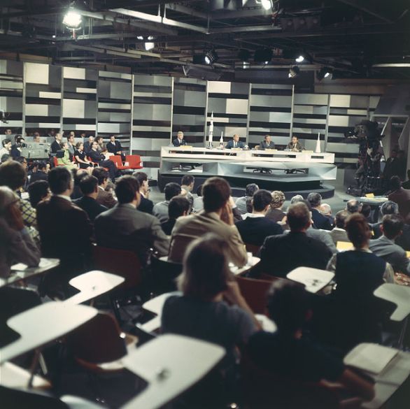 Annuncio dello sbarco sulla Luna nella sala RAI Oltre 250 persone tra giornalisti, tecnici e operai furono impegnate durante la notte più lunga della televisione italiana. La voce che guidò la cronaca in diretta verso il momento dell'allunaggio fu di Tito Stagno, uno dei più popolari conduttori di telegiornale in quel periodo. Annuncio dello sbarco sulla Luna nella sala RAI Oltre 250 persone tra giornalisti, tecnici e operai furono impegnate durante la notte più lunga della televisione italiana. La voce che guidò la cronaca in diretta verso il momento dell'allunaggio fu di Tito Stagno, uno dei più popolari conduttori di telegiornale in quel periodo.