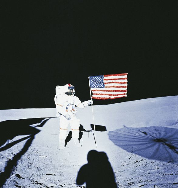 Neil Armstrong mentre pianta la bandiera degli Stati Uniti La corsa allo spazio fu un aspetto importante della guerra fredda tra Stati Uniti e Unione Sovietica. I due blocchi si sfidarono nella conquista della Luna e delle tecnologie spaziali. Neil Armstrong mentre pianta la bandiera degli Stati Uniti La corsa allo spazio fu un aspetto importante della guerra fredda tra Stati Uniti e Unione Sovietica. I due blocchi si sfidarono nella conquista della Luna e delle tecnologie spaziali.