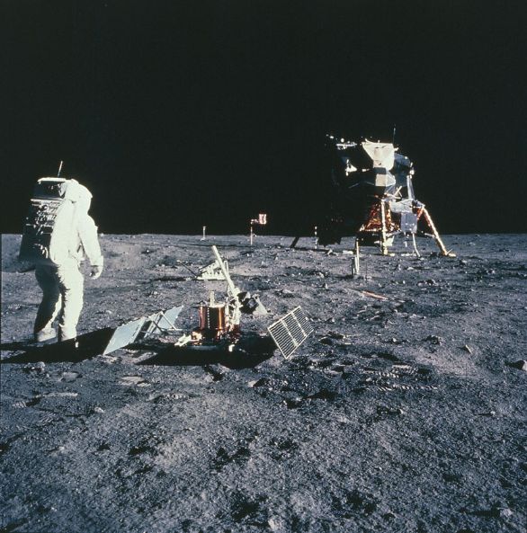 L'astronauta Edwin Aldrin mentre posiziona un sismometro sulla superficie lunare Edwin Aldrin, meglio conosciuto con il soprannome di Buzz, fu il secondo uomo a mettere piede sulla Luna, il 20 luglio 1969, nel corso della missione Apollo 11. L'astronauta Edwin Aldrin mentre posiziona un sismometro sulla superficie lunare Edwin Aldrin, meglio conosciuto con il soprannome di Buzz, fu il secondo uomo a mettere piede sulla Luna, il 20 luglio 1969, nel corso della missione Apollo 11.