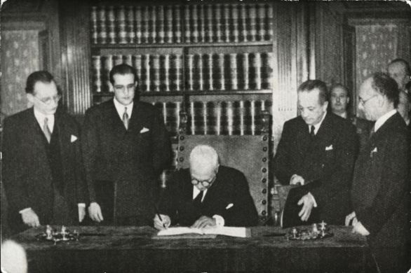 Roma, Enrico De Nicola firma l'atto di promulgazione della Costituzione della Repubblica Italiana. Ai due estremi ci sono De Gasperi (sinistra) e Terracini (destra). 27 Dicembre 1947 Secondo l'art. 11 della Costituzione, il quale stabilisce che “l'Italia ripudia la guerra come strumento di offesa alla libertà degli altri popoli e come mezzo di risoluzione delle controversie internazionali”, fini istituzionali delle Forze Armate devono ritenersi la difesa della patria da ogni aggressione, la tutela dell'ordine interno, la difesa degli interessi fiscali dello Stato, la custodia dei detenuti. Roma, Enrico De Nicola firma l'atto di promulgazione della Costituzione della Repubblica Italiana. Ai due estremi ci sono De Gasperi (sinistra) e Terracini (destra). 27 Dicembre 1947 Secondo l'art. 11 della Costituzione, il quale stabilisce che “l'Italia ripudia la guerra come strumento di offesa alla libertà degli altri popoli e come mezzo di risoluzione delle controversie internazionali”, fini istituzionali delle Forze Armate devono ritenersi la difesa della patria da ogni aggressione, la tutela dell'ordine interno, la difesa degli interessi fiscali dello Stato, la custodia dei detenuti.