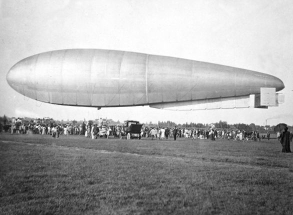 Il dirigibile semirigido N.1, progettato dal generale Gaetano Arturo Crocco, a Vigna di Valle (Roma). È il primo dirigibile militare italiano (1908) La costituzione del primo nucleo dell'Aviazione Militare Italiana risale al 1884, allorché venne istituito un Servizio Aeronautico presso il 3º Reggimento Genio, in Roma. In realtà l'attività riguardava soltanto gli aerostati, che ora stavano entrando in regolare dotazione agli eserciti. Con l'applicazione all'aerostato di un'elica azionata da un motore era nato il dirigibile; in Italia, il primo esemplare, del tipo semirigido, realizzato presso la Brigata Specialisti, effettuò con successo un'ascensione nel 1908 a Vigna di Valle (Roma). Il dirigibile semirigido N.1, progettato dal generale Gaetano Arturo Crocco, a Vigna di Valle (Roma). È il primo dirigibile militare italiano (1908) La costituzione del primo nucleo dell'Aviazione Militare Italiana risale al 1884, allorché venne istituito un Servizio Aeronautico presso il 3º Reggimento Genio, in Roma. In realtà l'attività riguardava soltanto gli aerostati, che ora stavano entrando in regolare dotazione agli eserciti. Con l'applicazione all'aerostato di un'elica azionata da un motore era nato il dirigibile; in Italia, il primo esemplare, del tipo semirigido, realizzato presso la Brigata Specialisti, effettuò con successo un'ascensione nel 1908 a Vigna di Valle (Roma).