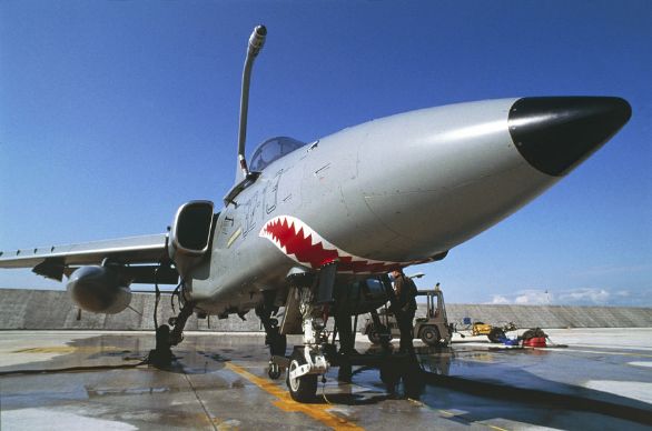 Aeronautica militare italiana. AMX Ghibli con il muso decorato da una bocca di squalo (13° gruppo) La Regia Aeronautica fu costituita il 28 marzo 1923, mentre il Ministero dell'Aeronautica venne formato il 30 agosto 1925; l'AMI fu poi riunita alle altre forze armate nel Dicastero della Difesa il 4 febbraio 1947. Aeronautica militare italiana. AMX Ghibli con il muso decorato da una bocca di squalo (13° gruppo) La Regia Aeronautica fu costituita il 28 marzo 1923, mentre il Ministero dell'Aeronautica venne formato il 30 agosto 1925; l'AMI fu poi riunita alle altre forze armate nel Dicastero della Difesa il 4 febbraio 1947.
