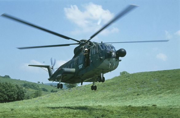 Elicottero Agusta-Sikorsky HH-3F in fase di atterraggio Per il raggiungimento dei loro compiti, le Forze Armate dispongono di infrastrutture (caserme, depositi, basi navali, poligoni di tiro, aree addestrative ecc.) e di armamenti, mezzi, materiali, quadrupedi. Elicottero Agusta-Sikorsky HH-3F in fase di atterraggio Per il raggiungimento dei loro compiti, le Forze Armate dispongono di infrastrutture (caserme, depositi, basi navali, poligoni di tiro, aree addestrative ecc.) e di armamenti, mezzi, materiali, quadrupedi.