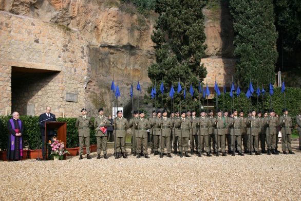 Picchetto militare al Mausoleo delle Fosse Ardeatine. Commemorazione del 60° anniversario dell'eccidio L'organizzazione delle Forze Armate, in tempo di pace, fa capo al ministro della Difesa con la cooperazione dello Stato Maggiore della Difesa e del Consiglio Superiore delle Forze Armate. Picchetto militare al Mausoleo delle Fosse Ardeatine. Commemorazione del 60° anniversario dell'eccidio L'organizzazione delle Forze Armate, in tempo di pace, fa capo al ministro della Difesa con la cooperazione dello Stato Maggiore della Difesa e del Consiglio Superiore delle Forze Armate.