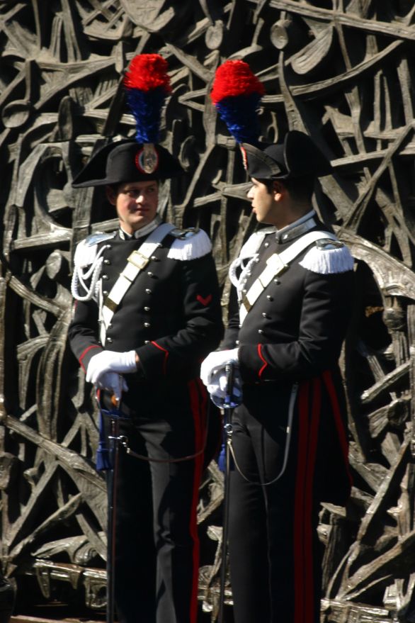 Roma. Mausoleo delle Fosse Ardeatine. Commemorazione del 60° anniversario dell'eccidio (24 marzo 2004). Due carabinieri in alta uniforme L'Arma dei Carabinieri trae le sue origini dal Corpo dei Carabinieri Reali istituito dal re Vittorio Emanuele I di Savoia nel 1814 per assicurare nello Stato e presso l'esercito in guerra la conservazione dell'ordine e l'esecuzione della legge. Come arma combattente i carabinieri parteciparono a tutte le guerre di indipendenza e ai due conflitti mondiali. I loro compiti tuttavia non sono soltanto di natura militare, ma anche di sicurezza pubblica e di polizia giudiziaria. Roma. Mausoleo delle Fosse Ardeatine. Commemorazione del 60° anniversario dell'eccidio (24 marzo 2004). Due carabinieri in alta uniforme L'Arma dei Carabinieri trae le sue origini dal Corpo dei Carabinieri Reali istituito dal re Vittorio Emanuele I di Savoia nel 1814 per assicurare nello Stato e presso l'esercito in guerra la conservazione dell'ordine e l'esecuzione della legge. Come arma combattente i carabinieri parteciparono a tutte le guerre di indipendenza e ai due conflitti mondiali. I loro compiti tuttavia non sono soltanto di natura militare, ma anche di sicurezza pubblica e di polizia giudiziaria.