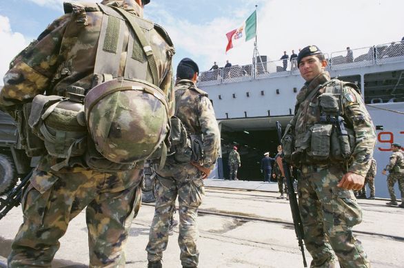 Albania XX secolo - Durazzo. Missione Allied Harbour. Sbarco della Brigata Alpina Taurinense, primo contingente militare italiano, dalla nave San Marco (1999) Le Forze Armate sono una forza militare costituita dai cittadini italiani volontari e comprendente le forze militari dell'Esercito, della Marina, dell'Aeronautica e dell'Arma dei Carabinieri; Guardia di Finanza e Corpo Militare della Croce Rossa Italiana, insieme ad altre forze militari considerate tali a norma di legge, sono anch'esse parte integrante delle Forze Armate. Albania XX secolo - Durazzo. Missione Allied Harbour. Sbarco della Brigata Alpina Taurinense, primo contingente militare italiano, dalla nave San Marco (1999) Le Forze Armate sono una forza militare costituita dai cittadini italiani volontari e comprendente le forze militari dell'Esercito, della Marina, dell'Aeronautica e dell'Arma dei Carabinieri; Guardia di Finanza e Corpo Militare della Croce Rossa Italiana, insieme ad altre forze militari considerate tali a norma di legge, sono anch'esse parte integrante delle Forze Armate.