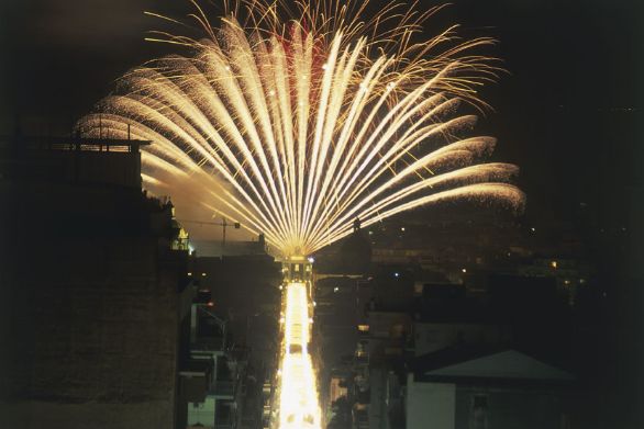 Catania, fuochi d'artificio durante la festa di Sant'Agata Le composizioni pirotecniche della carica, numerose e diverse a seconda degli effetti voluti, sono costituite da un comburente (clorato e perclorato potassico, nitrato potassico, nitrato di sodio, nitrato di bario, ecc.) e un combustibile (carbone di legna, gomma lacca, destima, zolfo, farina di legno, e varie altre sostanze) per ottenere luci colorate.