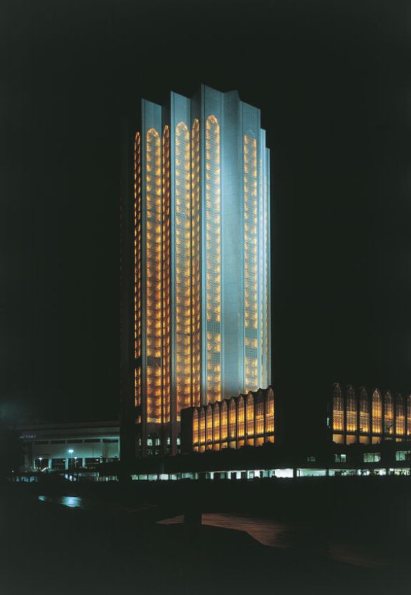 Un edificio governativo a Kuala Lumpur I grattacieli corrisposero all'esigenza di concentrare molteplici attività di natura commerciale e amministrativa nelle aree centrali delle città in via di più intenso sviluppo. Ciò comportava la ricerca di nuovi modi di aggregazione degli spazi interni, legata alla loro destinazione, e, contemporaneamente, la massima utilizzazione possibile del lotto. Un edificio governativo a Kuala Lumpur I grattacieli corrisposero all'esigenza di concentrare molteplici attività di natura commerciale e amministrativa nelle aree centrali delle città in via di più intenso sviluppo. Ciò comportava la ricerca di nuovi modi di aggregazione degli spazi interni, legata alla loro destinazione, e, contemporaneamente, la massima utilizzazione possibile del lotto.