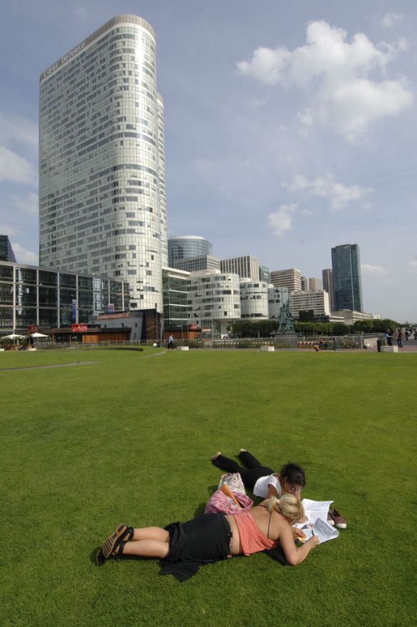 Grattacieli nel quartiere parigino della Défense La nascita dei grattacieli come elementi architettonici pose il problema del loro rapporto con gli edifici preesistenti in un quadro urbano che essi stessi contribuivano a mutare profondamente. Più specificamente maturò il problema di ricercare una veste architettonica espressiva dei nuovi contenuti strutturali e funzionali. Grattacieli nel quartiere parigino della Défense La nascita dei grattacieli come elementi architettonici pose il problema del loro rapporto con gli edifici preesistenti in un quadro urbano che essi stessi contribuivano a mutare profondamente. Più specificamente maturò il problema di ricercare una veste architettonica espressiva dei nuovi contenuti strutturali e funzionali.