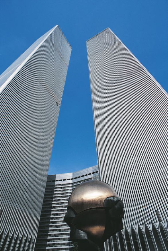 Le torri gemelle del World Trade Center, poi distrutte dall'attentato dell'11 settembre 2001 Nei grattacieli in acciaio il problema statico principale è rappresentato dalla deformabilità della struttura, che si cerca di ridurre al massimo con l'impiego di pareti esterne a traliccio, capaci di realizzare una struttura con resistenza scatolare, paragonabile, nel suo insieme, a una grande mensola incastrata al suolo. Un esempio è stato il World Trade Center di New York. Le torri gemelle del World Trade Center, poi distrutte dall'attentato dell'11 settembre 2001 Nei grattacieli in acciaio il problema statico principale è rappresentato dalla deformabilità della struttura, che si cerca di ridurre al massimo con l'impiego di pareti esterne a traliccio, capaci di realizzare una struttura con resistenza scatolare, paragonabile, nel suo insieme, a una grande mensola incastrata al suolo. Un esempio è stato il World Trade Center di New York.