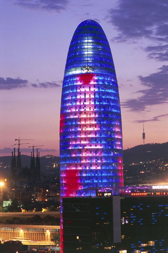 La torre Agbar di Barcellona I nuovi materiali da costruzione e le nuove tecnologie hanno sempre trovato nei grattacieli un'ideale applicazione sperimentale al limite delle loro possibilità; ma non si può parlare in assoluto della prevalenza di un materiale (per esempio l'acciaio) sull'altro, in quanto sono i dati progettuali e i fattori normativi, economici e ambientali a determinare, caso per caso, l'opportunità dell'una o dell'altra tecnologia. La torre Agbar di Barcellona I nuovi materiali da costruzione e le nuove tecnologie hanno sempre trovato nei grattacieli un'ideale applicazione sperimentale al limite delle loro possibilità; ma non si può parlare in assoluto della prevalenza di un materiale (per esempio l'acciaio) sull'altro, in quanto sono i dati progettuali e i fattori normativi, economici e ambientali a determinare, caso per caso, l'opportunità dell'una o dell'altra tecnologia.