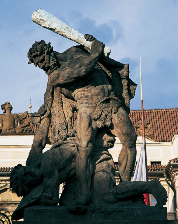 Praga Le statue di giganti sopra il primo portone del Castello sono copie degli originali dello scultore Ignaz Platzer il Vecchio e risalgono al 1768. Allo stesso autore si devono quelle sugli altri pilastri, raffiguranti i simboli del regno ceco e della monarchia asburgica: il leone e l’aquila.
Praga Le statue di giganti sopra il primo portone del Castello sono copie degli originali dello scultore Ignaz Platzer il Vecchio e risalgono al 1768. Allo stesso autore si devono quelle sugli altri pilastri, raffiguranti i simboli del regno ceco e della monarchia asburgica: il leone e l’aquila.