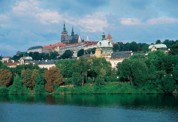 Praga, Panorama sulla Moldava Questo magnifico panorama del Castello, visto dalla Moldava, mette in risalto la sagoma grandiosa del monumento forse più suggestivo e celebre di Praga e gli attigui giardini. Il complesso, sede del presidente della repubblica riveste, per questo motivo, anche un particolare significato istituzionale.
Praga, Panorama sulla Moldava Questo magnifico panorama del Castello, visto dalla Moldava, mette in risalto la sagoma grandiosa del monumento forse più suggestivo e celebre di Praga e gli attigui giardini. Il complesso, sede del presidente della repubblica riveste, per questo motivo, anche un particolare significato istituzionale.
