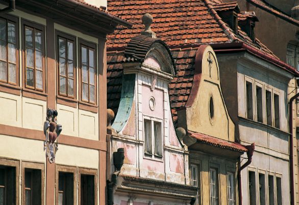 Praga, via Nerudova Via Nerudova, dal nome dello scrittore Jan Neruda che vi abitò alla metà del secolo scorso, è una stretta e pittoresca strada sulla quale si affacciano grandiosi palazzi barocchi e case ornate da curiosi stemmi e animali araldici.
Praga, via Nerudova Via Nerudova, dal nome dello scrittore Jan Neruda che vi abitò alla metà del secolo scorso, è una stretta e pittoresca strada sulla quale si affacciano grandiosi palazzi barocchi e case ornate da curiosi stemmi e animali araldici.