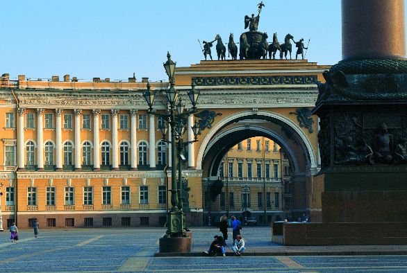 Sanpietroburgo, Stato Maggiore I 600 metri di estensione della facciata del più lungo palazzo dell’epoca, lo Stato Maggiore, è movimentata da un maestoso arco, concepito come un monumento alla guerra patriottica del 1812. La decorazione comprende raffigurazioni delle armi russe, angeli in volo, simboli di gloria e il carro della Vittoria tirato da sei cavalli.
Sanpietroburgo, Stato Maggiore I 600 metri di estensione della facciata del più lungo palazzo dell’epoca, lo Stato Maggiore, è movimentata da un maestoso arco, concepito come un monumento alla guerra patriottica del 1812. La decorazione comprende raffigurazioni delle armi russe, angeli in volo, simboli di gloria e il carro della Vittoria tirato da sei cavalli.