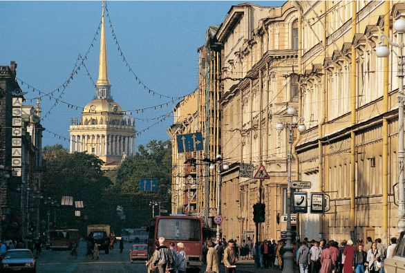 Sanpietroburgo Questo tratto della Prospettiva Nevskij diretto verso l’Ammiragliato, la cui torre svetta sullo sfondo, non presenta edifici di particolare interesse artistico, ma sul palazzo al n° 8 campeggia una scritta risalente ai 900 giorni dell’assedio nazista: si tratta di un avviso alla popolazione in merito alla pericolosità di quel lato della strada in caso di bombardamento.
Sanpietroburgo Questo tratto della Prospettiva Nevskij diretto verso l’Ammiragliato, la cui torre svetta sullo sfondo, non presenta edifici di particolare interesse artistico, ma sul palazzo al n° 8 campeggia una scritta risalente ai 900 giorni dell’assedio nazista: si tratta di un avviso alla popolazione in merito alla pericolosità di quel lato della strada in caso di bombardamento.