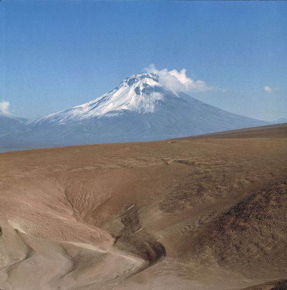 Cile, dune del deserto di Atacama Il deserto di Atacama è un territorio del Cile settentrionale, esteso nelle regioni di Antofagasta e di Atacama. La vegetazione, poverissima compare soltanto dove la falda acquifera si avvicina alla superficie e in prossimità dell'oceano, dove più frequenti sono le nebbie. La scarsa popolazione è dedita allo sfruttamento dei ricchi giacimenti minerari (nitrati, cloruri e solfati soprattutto) ed è raccolta in centri sorti presso i principali giacimenti, collegati da brevi tronchi ferroviari alla ferrovia longitudinale cilena e ai porti della costa. Cile, dune del deserto di Atacama Il deserto di Atacama è un territorio del Cile settentrionale, esteso nelle regioni di Antofagasta e di Atacama. La vegetazione, poverissima compare soltanto dove la falda acquifera si avvicina alla superficie e in prossimità dell'oceano, dove più frequenti sono le nebbie. La scarsa popolazione è dedita allo sfruttamento dei ricchi giacimenti minerari (nitrati, cloruri e solfati soprattutto) ed è raccolta in centri sorti presso i principali giacimenti, collegati da brevi tronchi ferroviari alla ferrovia longitudinale cilena e ai porti della costa.