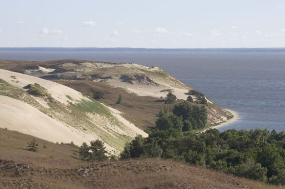 Lituania, penisola di Neringa, dichiarata patrimonio dell'Umanità UNESCO nel 2000 La penisola di Neringa, o penisola dei Curi, domina la costa baltica della Lituania con le sue dune di sabbia finissima e le rigogliose pinete. Essa separa il vasto braccio di mare della laguna di Curlandia dal Mar Baltico attraverso un cordone sabbioso. Lituania, penisola di Neringa, dichiarata patrimonio dell'Umanità UNESCO nel 2000 La penisola di Neringa, o penisola dei Curi, domina la costa baltica della Lituania con le sue dune di sabbia finissima e le rigogliose pinete. Essa separa il vasto braccio di mare della laguna di Curlandia dal Mar Baltico attraverso un cordone sabbioso.