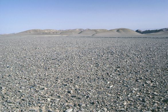 Cina, territorio del Xinjiang Uygur nel deserto del Taklimakan Il Taklimakan Shamo è un territorio desertico della Cina occidentale, nel Sinkiang Uighur (Regione del NW), limitato a N dal fiume Tarim, occupa la parte centrale del Turkestan Orientale. È una delle regioni più aride della Terra, con precipitazioni annue bassissime ed escursioni termiche elevatissime. Cina, territorio del Xinjiang Uygur nel deserto del Taklimakan Il Taklimakan Shamo è un territorio desertico della Cina occidentale, nel Sinkiang Uighur (Regione del NW), limitato a N dal fiume Tarim, occupa la parte centrale del Turkestan Orientale. È una delle regioni più aride della Terra, con precipitazioni annue bassissime ed escursioni termiche elevatissime.