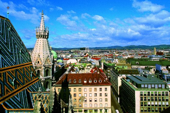 Vienna, Stephansdom Nelle belle giornate estive, la vista dallo Stephansdom (Cattedrale di Santo Stefano) vale da sola una visita alla capitale austriaca. Inizialmente, nel XIII secolo, questo capolavoro gotico doveva essere edificato come chiesa romanica, ma un incendio costrinse a ricostruire la cattedrale, che assunse la forma odierna tra il XIV e il XVI secolo. Vienna, Stephansdom Nelle belle giornate estive, la vista dallo Stephansdom (Cattedrale di Santo Stefano) vale da sola una visita alla capitale austriaca. Inizialmente, nel XIII secolo, questo capolavoro gotico doveva essere edificato come chiesa romanica, ma un incendio costrinse a ricostruire la cattedrale, che assunse la forma odierna tra il XIV e il XVI secolo.