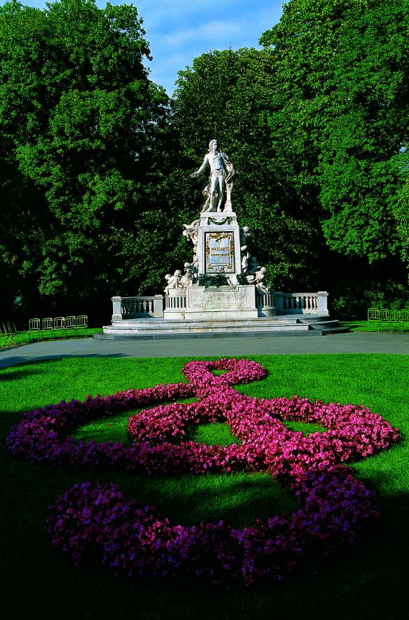 Vienna, Burggarten Scelto come giardino privato degli Asburgo fino al 1918, il Burggarten è in stile inglese informale. Nascosto dietro il Neue Burg, nel suo ingresso si trova il Mozart Denkmal, un plinto in marmo opera di Viktor Tilgner. Raffigura putti che fanno capriole, due rilievi del Don Giovanni e ritratti del padre e della sorella del compositore. Vienna, Burggarten Scelto come giardino privato degli Asburgo fino al 1918, il Burggarten è in stile inglese informale. Nascosto dietro il Neue Burg, nel suo ingresso si trova il Mozart Denkmal, un plinto in marmo opera di Viktor Tilgner. Raffigura putti che fanno capriole, due rilievi del Don Giovanni e ritratti del padre e della sorella del compositore.