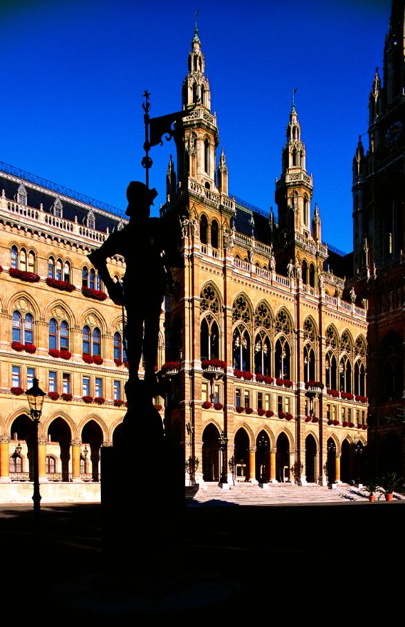 Vienna, Neues Rathaus Trionfo dello stile neogotico, la ricca architettura del Neues Rathaus ospita l’assemblea del municipio e della provincia della capitale. L’edificio fu completato, dopo ben undici anni di lavori, nel 1883, e andò a sostituire l’Altes Rathaus (“municipio vecchio”). L’illustrazione evidenzia la notevole serie di finestre serrate che corrono in facciata, sovrastanti il bel portico. Vienna, Neues Rathaus Trionfo dello stile neogotico, la ricca architettura del Neues Rathaus ospita l’assemblea del municipio e della provincia della capitale. L’edificio fu completato, dopo ben undici anni di lavori, nel 1883, e andò a sostituire l’Altes Rathaus (“municipio vecchio”). L’illustrazione evidenzia la notevole serie di finestre serrate che corrono in facciata, sovrastanti il bel portico.