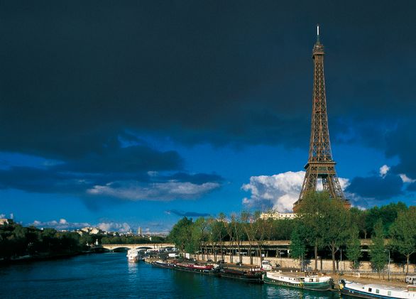 Parigi, Tour Eiffel La vastità dei panorami francesi è ben visibile persino a Parigi, che, a differenza di altre grandi capitali, riesce a conservare, e a esaltare, l’idea di spazio smisurato. Ciò si riscontra in diversi punti della città, ma forse mai così chiaramente come lungo la Senna e ai piedi della Tour Eiffel, dal 1887 simbolo di Parigi e oggetto d’emulazione in più d’un luogo al mondo. Parigi, Tour Eiffel La vastità dei panorami francesi è ben visibile persino a Parigi, che, a differenza di altre grandi capitali, riesce a conservare, e a esaltare, l’idea di spazio smisurato. Ciò si riscontra in diversi punti della città, ma forse mai così chiaramente come lungo la Senna e ai piedi della Tour Eiffel, dal 1887 simbolo di Parigi e oggetto d’emulazione in più d’un luogo al mondo.