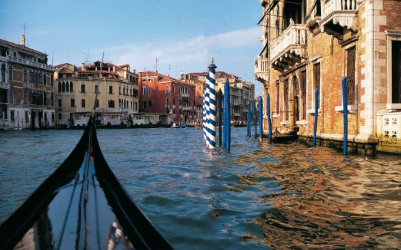 Venezia, Canal grande L’immagine offre una spettacolare veduta del Canal Grande all’altezza del traghetto di San Tomà. Ci sono due modi per attraversare il Canal Grande: utilizzare i lenti vaporetti, oppure ricorrere al traghetto, la “seconda casa” del gondoliere, con il quale, con una modestissima tariffa, due gondolieri ti trasportano da una riva all’altra del Canalazzo. Venezia, Canal grande L’immagine offre una spettacolare veduta del Canal Grande all’altezza del traghetto di San Tomà. Ci sono due modi per attraversare il Canal Grande: utilizzare i lenti vaporetti, oppure ricorrere al traghetto, la “seconda casa” del gondoliere, con il quale, con una modestissima tariffa, due gondolieri ti trasportano da una riva all’altra del Canalazzo.