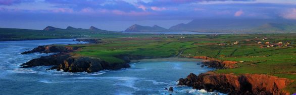 Penisola di Dingle, Irlanda La penisola di Dingle si protende nell’Atlantico: un paradiso romantico fatto di scogliere e spiagge infinite, villaggi di pietra, campi verdissimi racchiusi da piccoli muretti a secco, giù fino al mare; alle spalle, colline fiorite d’erica, giardini colorati da cespugli di fucsia, quasi duemila resti di insediamenti preistorici. Dingle è l’Irlanda dell’immaginario, un angolo rude e selvaggio, roccaforte del gaelico e della storia più antica. Penisola di Dingle, Irlanda La penisola di Dingle si protende nell’Atlantico: un paradiso romantico fatto di scogliere e spiagge infinite, villaggi di pietra, campi verdissimi racchiusi da piccoli muretti a secco, giù fino al mare; alle spalle, colline fiorite d’erica, giardini colorati da cespugli di fucsia, quasi duemila resti di insediamenti preistorici. Dingle è l’Irlanda dell’immaginario, un angolo rude e selvaggio, roccaforte del gaelico e della storia più antica.