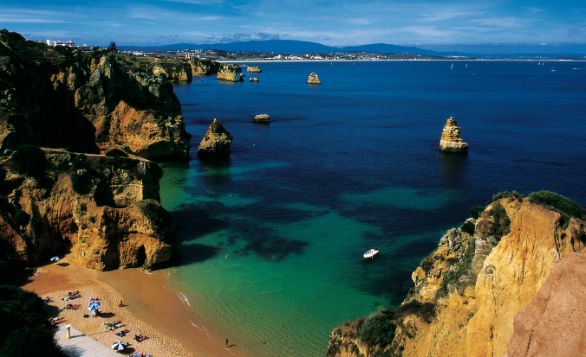 Ponta de Piedade, Portogallo Tra le straordinarie bellezze naturali offerte dall’Algarve, Ponta de Piedade è la più incredibile: rocce dai riflessi rosso-dorati si gettano nel mare verde smeraldo, formando spettacolari archi e profonde insenature. Ponta de Piedade, Portogallo Tra le straordinarie bellezze naturali offerte dall’Algarve, Ponta de Piedade è la più incredibile: rocce dai riflessi rosso-dorati si gettano nel mare verde smeraldo, formando spettacolari archi e profonde insenature.