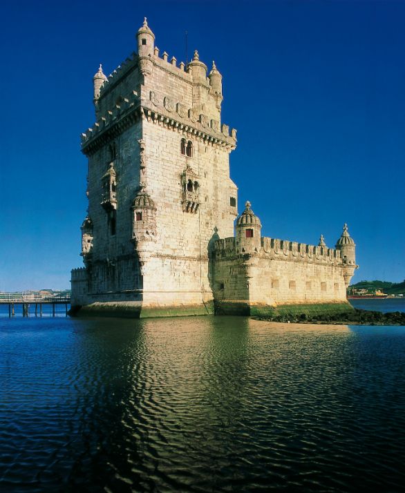 Torre di Belém, Portogallo La Torre di Belém è uno dei capolavori del Manuelino portoghese. Realizzata su un isolotto roccioso in mezzo alla foce del Tejo, il fiume che collega Lisbona con l’Atlantico, la torre venne progressivamente insabbiata fino a trovarsi, com’è adesso, nelle immediate vicinanze della riva. Torre di Belém, Portogallo La Torre di Belém è uno dei capolavori del Manuelino portoghese. Realizzata su un isolotto roccioso in mezzo alla foce del Tejo, il fiume che collega Lisbona con l’Atlantico, la torre venne progressivamente insabbiata fino a trovarsi, com’è adesso, nelle immediate vicinanze della riva.